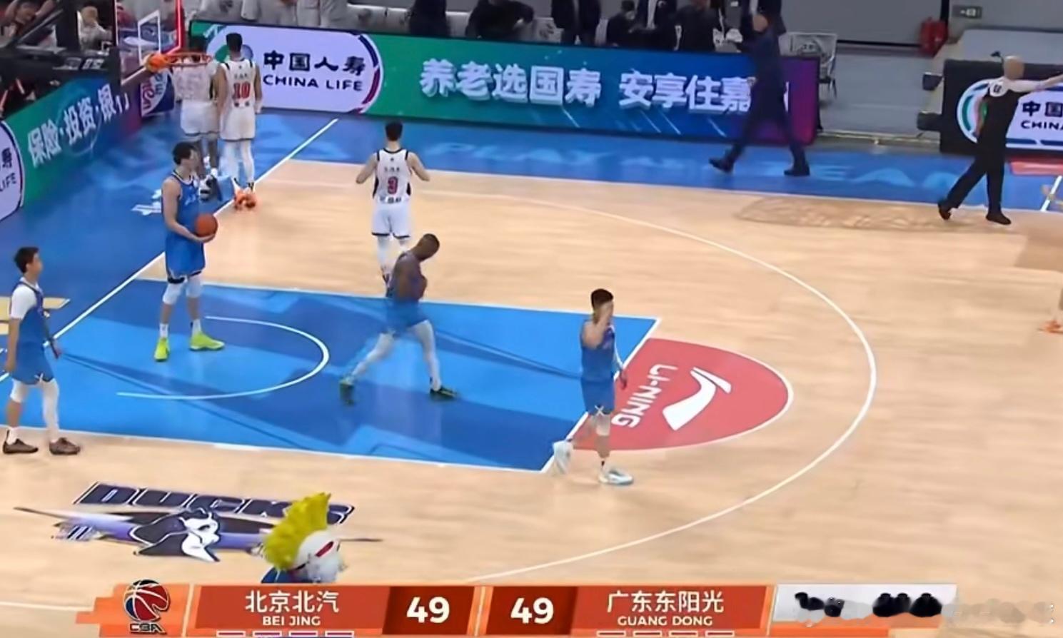 广东宏远半场49-49追平北京，徐杰爆发救主CBA季后赛1/4决赛G1半场战罢，