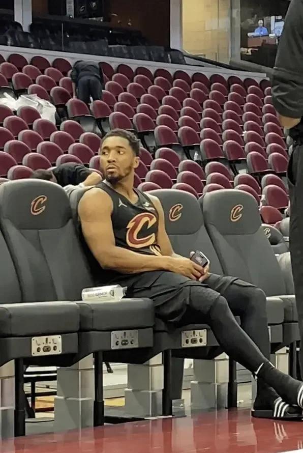 心有不甘！米切尔赛后从更衣室重返球场，坐在替补席上5月14日消息，今日NBA季