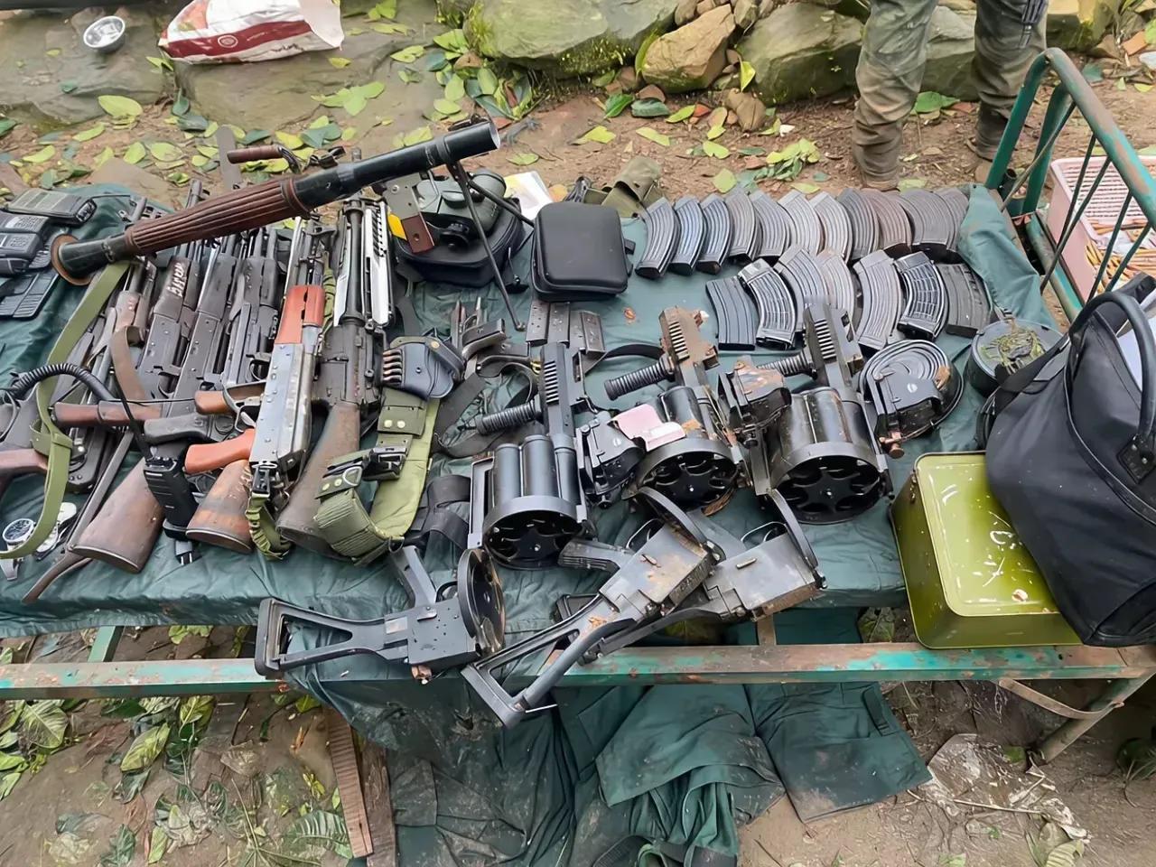 为什么打败仗就会丢弃武器装备？图为柬埔寨军队丢弃的一些武器和弹药，被泰国军队发