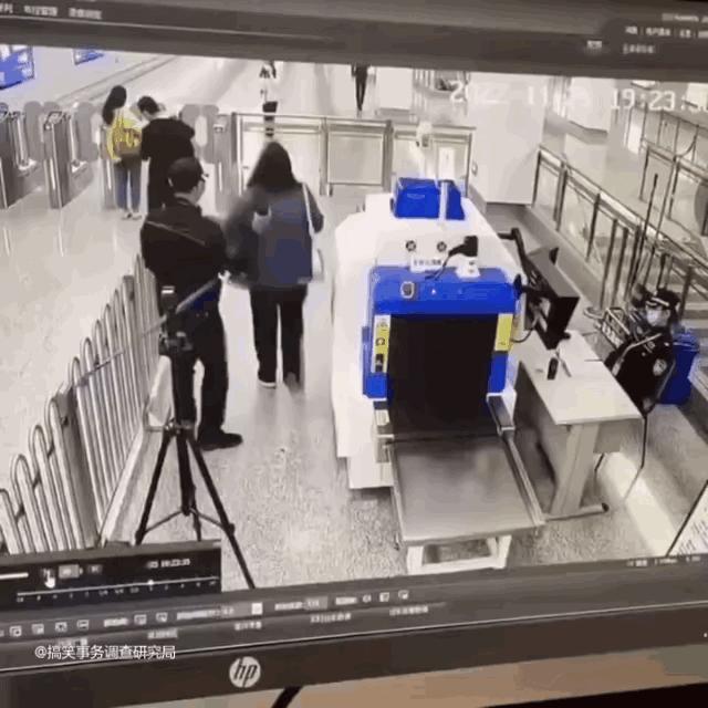 有一说一，他应该强制的把她带走，要不然她下次还这样。