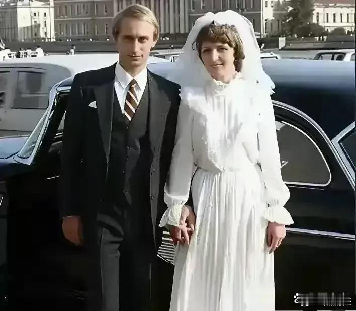 1983年，普京迎娶空姐柳德米拉的照片，镜头中的二人手牵手，十分甜蜜，当时的普京