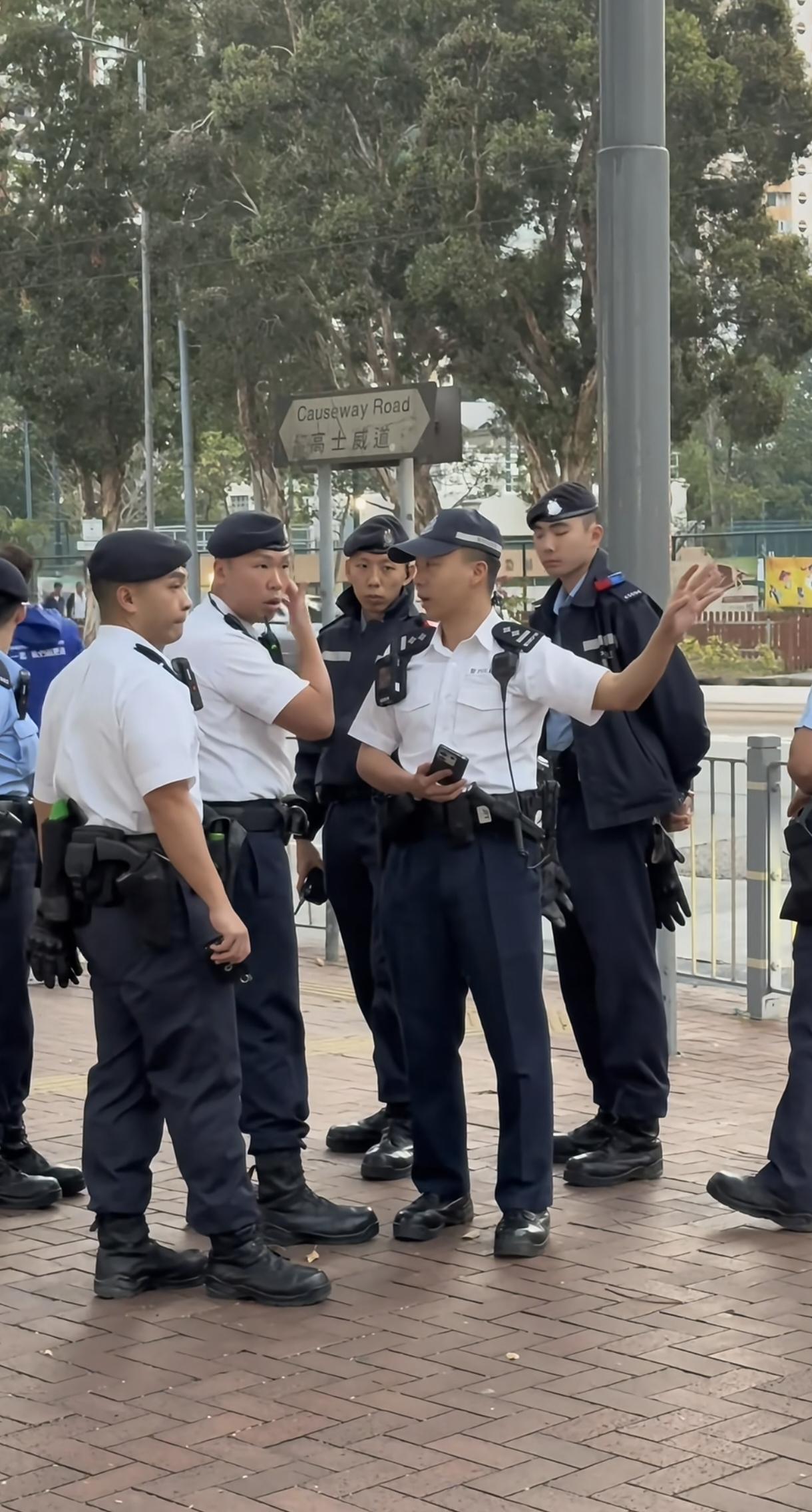 同样人种，港警贝雷帽为啥戴着就很好看，越看越帅。十几年前内地也流行过，现在