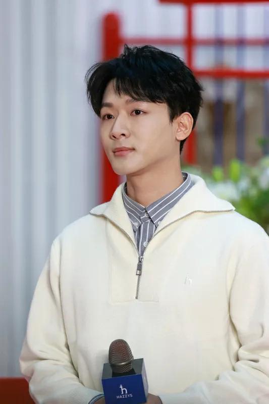 清高确实很珍贵，就像《花儿与少年·同心季》里的张晚意。他不张扬，默默把重行李往自