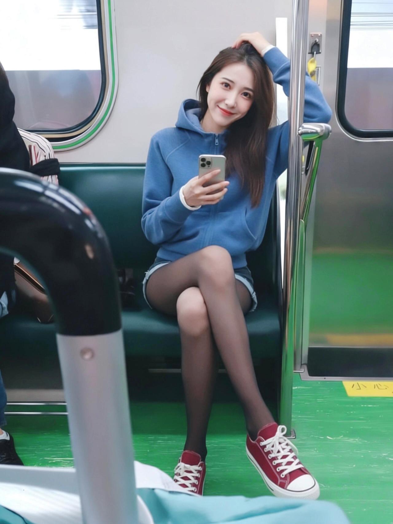 以前总觉得，一见钟情是小说里才有的情节。直到今天，在地铁里遇见她的那一刻，我