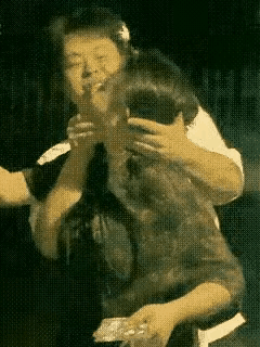 真不明白，男子与大妈发生激烈吵架，竟然用一种特殊方式瞬间让大妈没了脾气？夜晚