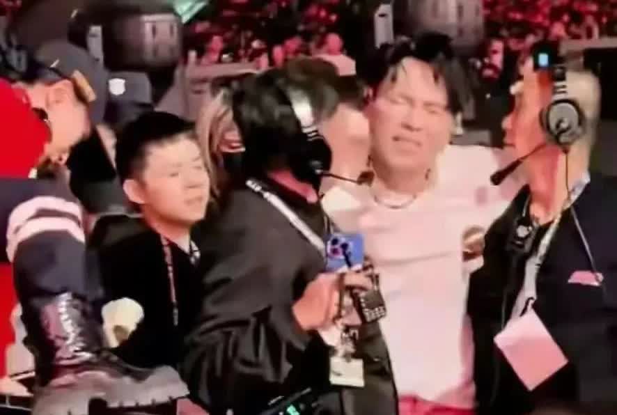 刘德华演唱会摔我忍了，47岁的杨宗纬从2米台摔下，我实在忍不了，看着杨宗