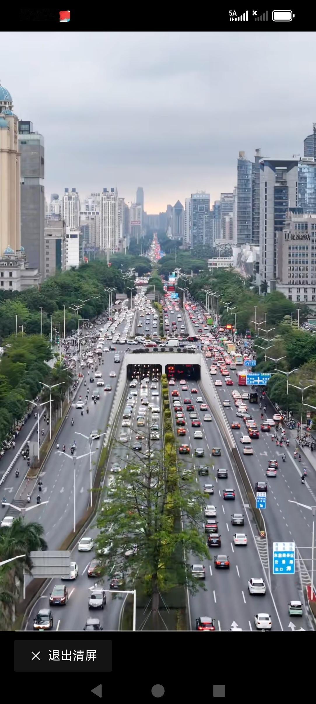 中国第一城市景观大道，广西南宁民族大道，全长24.5公里，绿化率56%，道路两旁