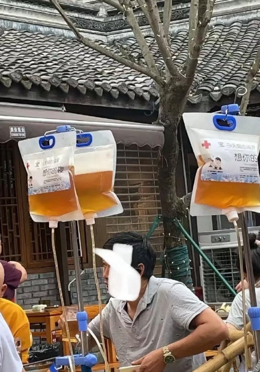 把啤酒改成输液的方式，这家烧烤店营销也太厉害了吧​​​
