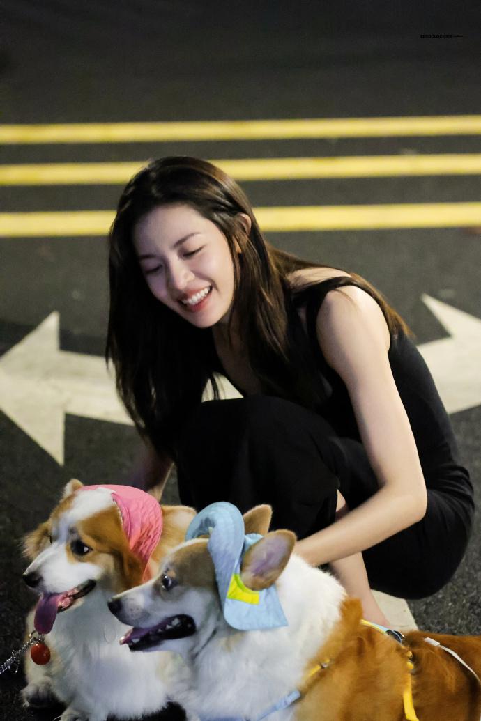 最近钟楚曦在下班的时候变成了一个爱宠达人，她蹦跑着冲向狗狗，看起来非常的有画面感