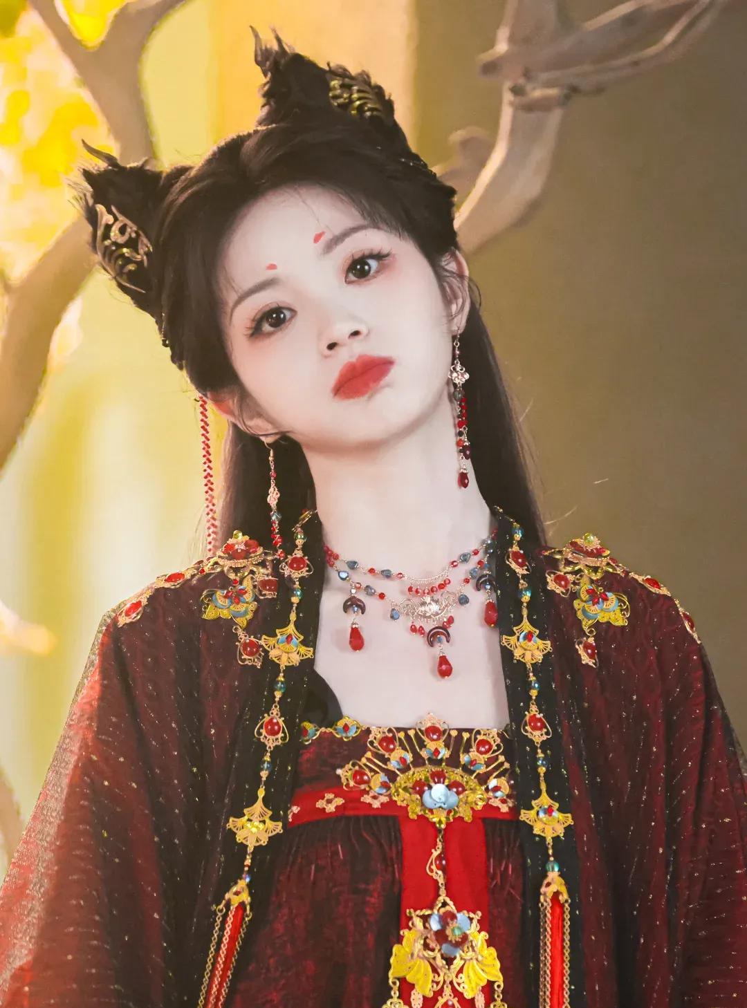 现在全网最难受的估计就是田曦薇吧她估计也没想到《子夜归》这部剧，剧外的瓜竟然