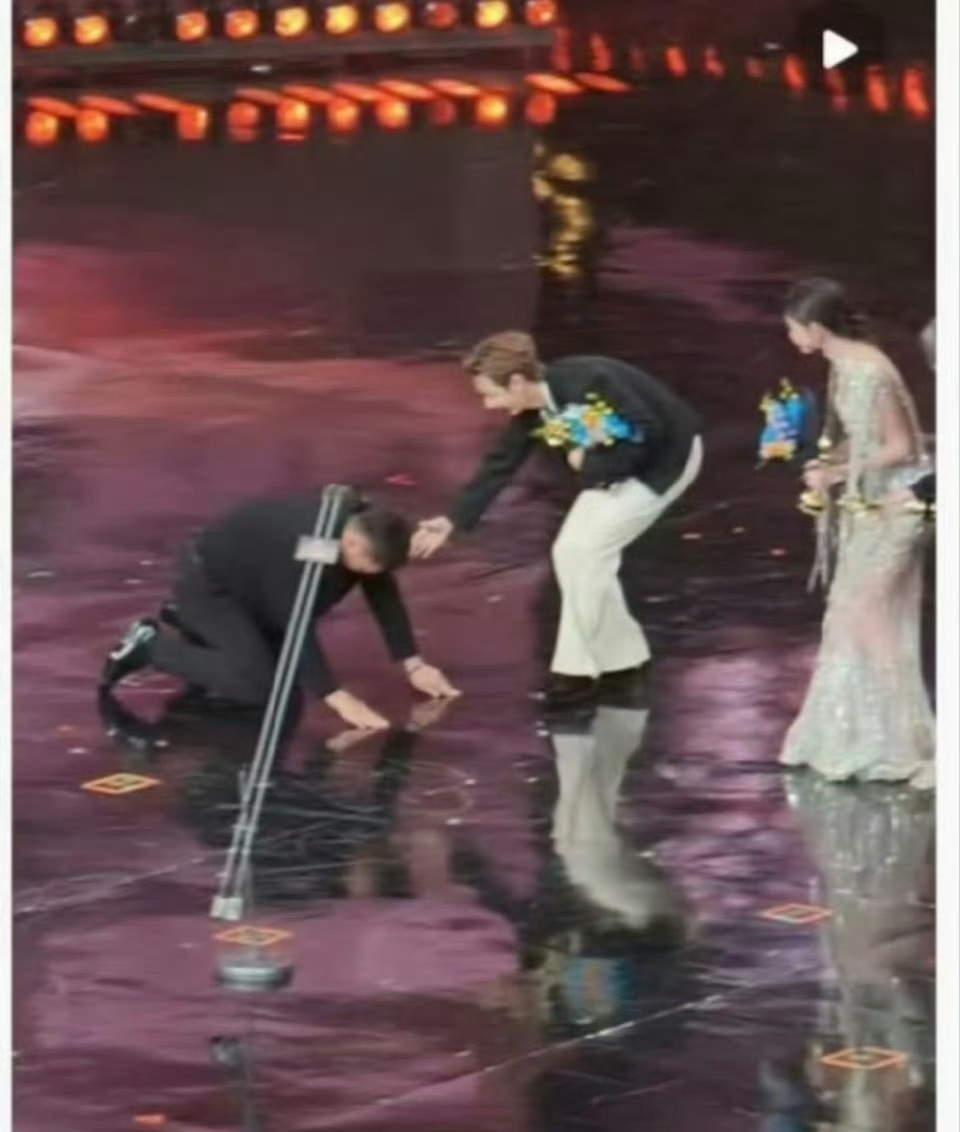 出息了，被我刷到磕头动图了