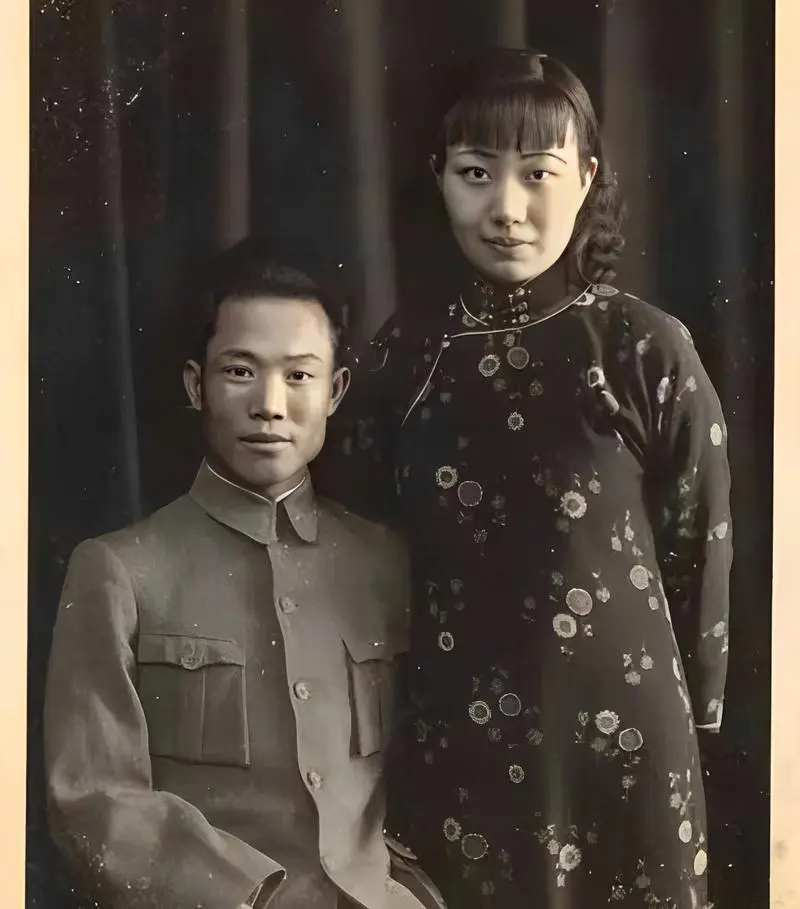 1925年，陈诚回家奔丧。7年不见的妻子，想与他同房。不料，刚到床上，就被他一脚