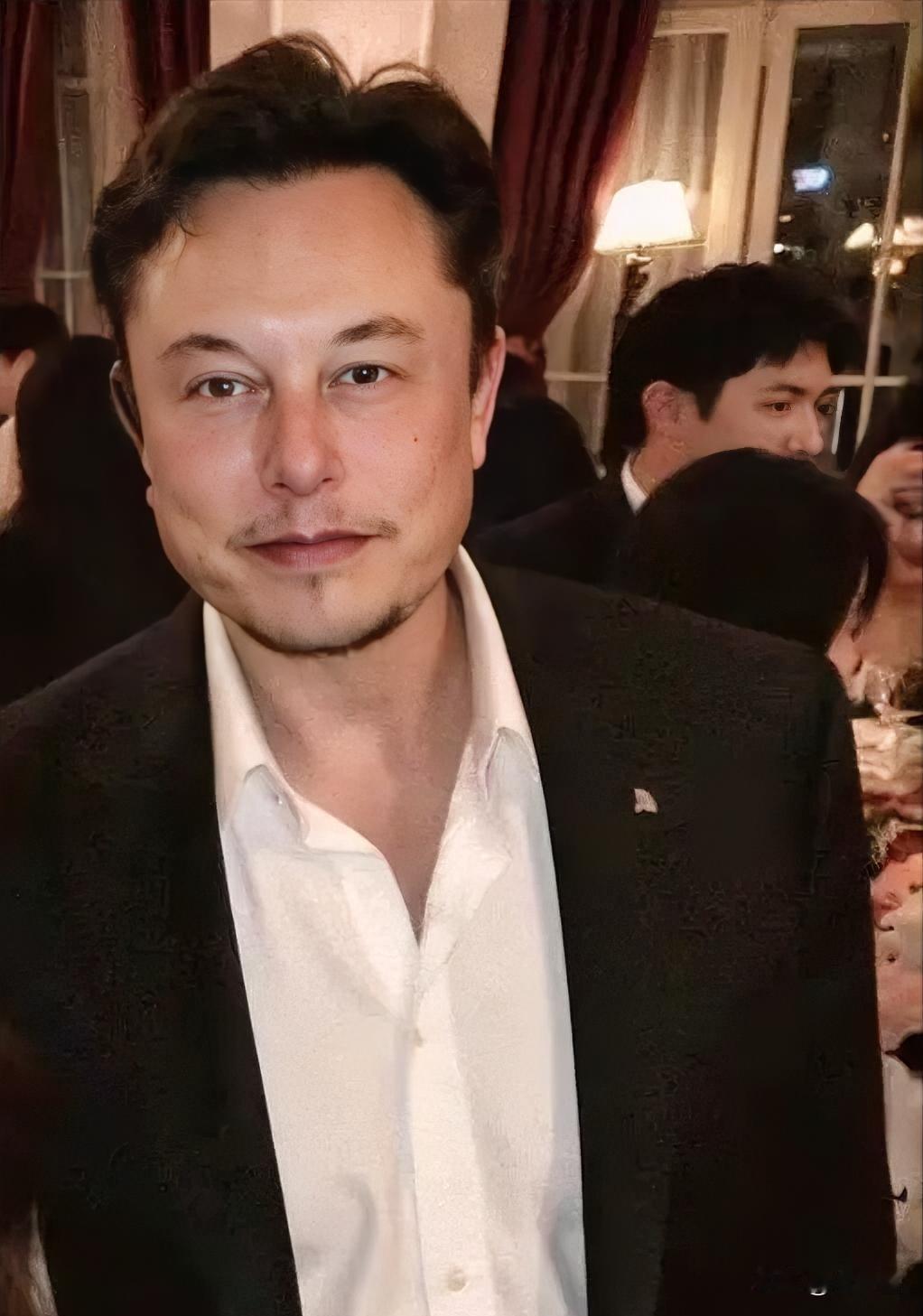 净值达到5000亿美元的男人出现了，差不多3.8万亿人民币，一天花一亿，也足够他