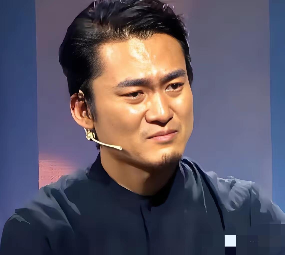 黑龙江1男孩父母接连去世，学习成绩特别好，却没钱继续读书。他哭着跪在校长面前，苦