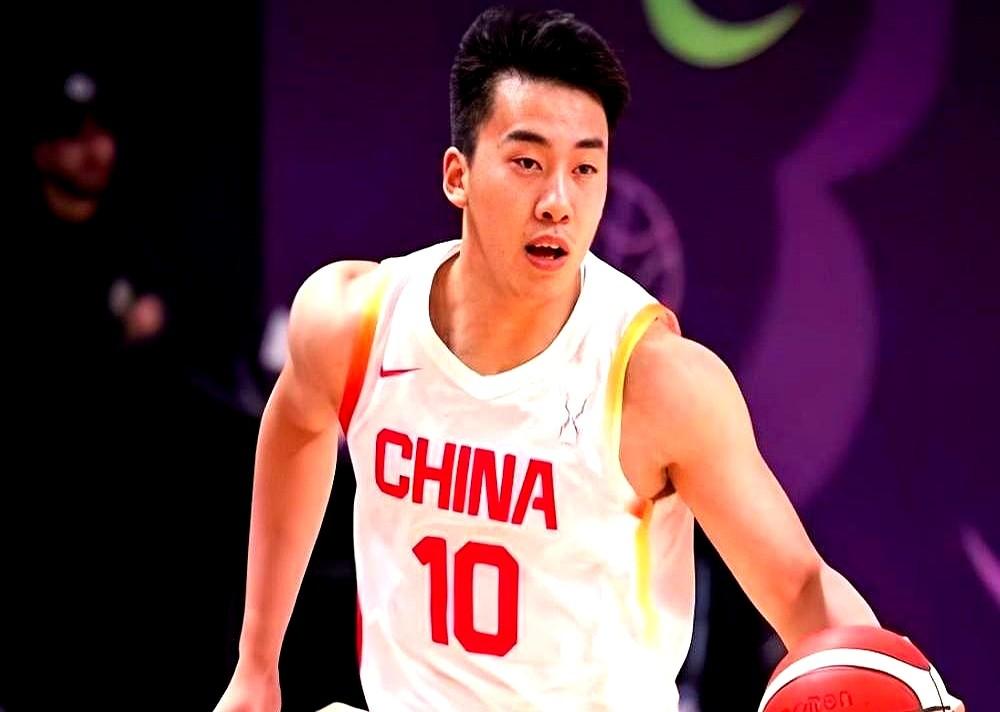 “王俊杰，来我们队打球吧！”一场热身赛，塞尔维亚教练直接当着郭士强的面，公开挖人
