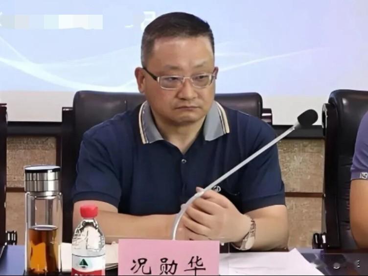 今天重庆物流集团的况勋华上了热搜，他出生在1965年，是国家一级注册建造师长