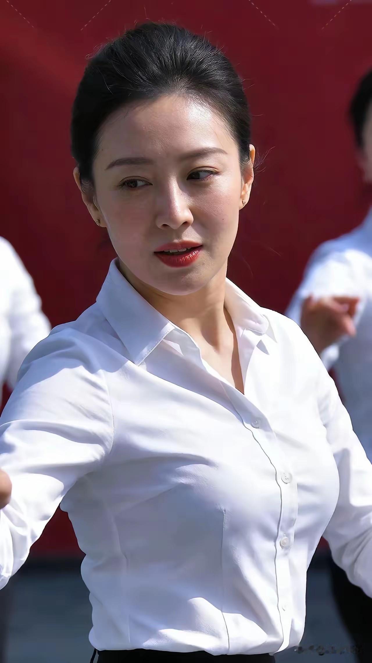 秦主任确实漂亮，突然爆火还是有道理的。事情很简单，国庆前夕，山西吕梁一支业余舞