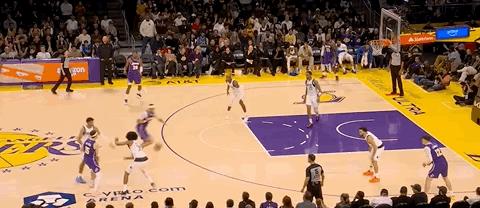 湖人更衣室的尴尬一幕：喂饼的，居然被吃饼的喂了一口“毒饼”。海斯那记空接传球，