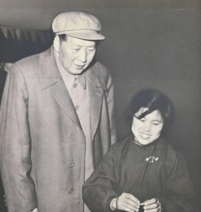1958年毛主席到沈阳机床电器厂视察，可她发现全厂工人全都态度冷漠，就连自己问话
