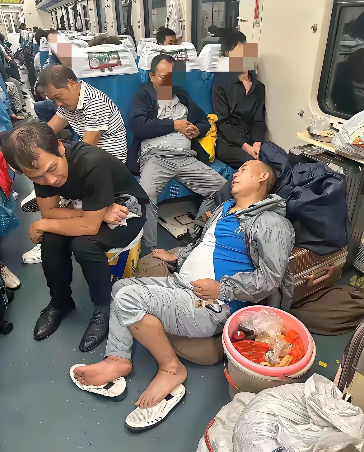 坐绿皮火车时会发现一个现象，车厢里大多是中年男性，年轻人很少见。原因其实很