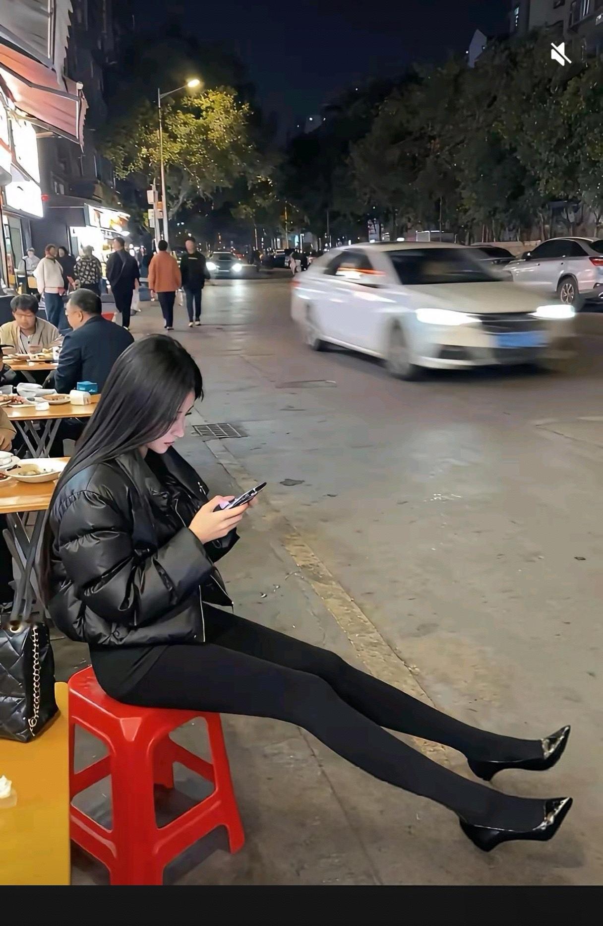 月薪一万可以追求她吗？