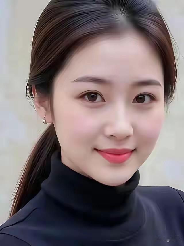 我觉得是。从生理角度讲，男性大脑视觉反馈区域更活跃，看到美女会分泌多巴胺解压，这