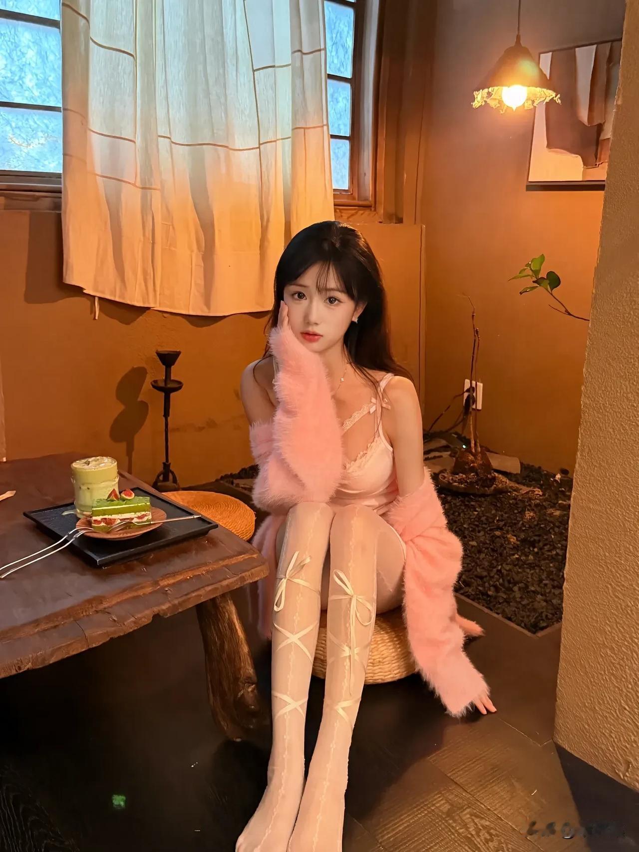 粉衣美人倚窗坐，绿意盎然映画屏。