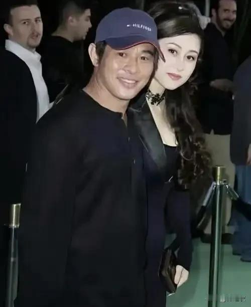 利智原本的各方面条件都比李连杰好！她原生家境比李连杰有钱，自己还去美国读了书，而