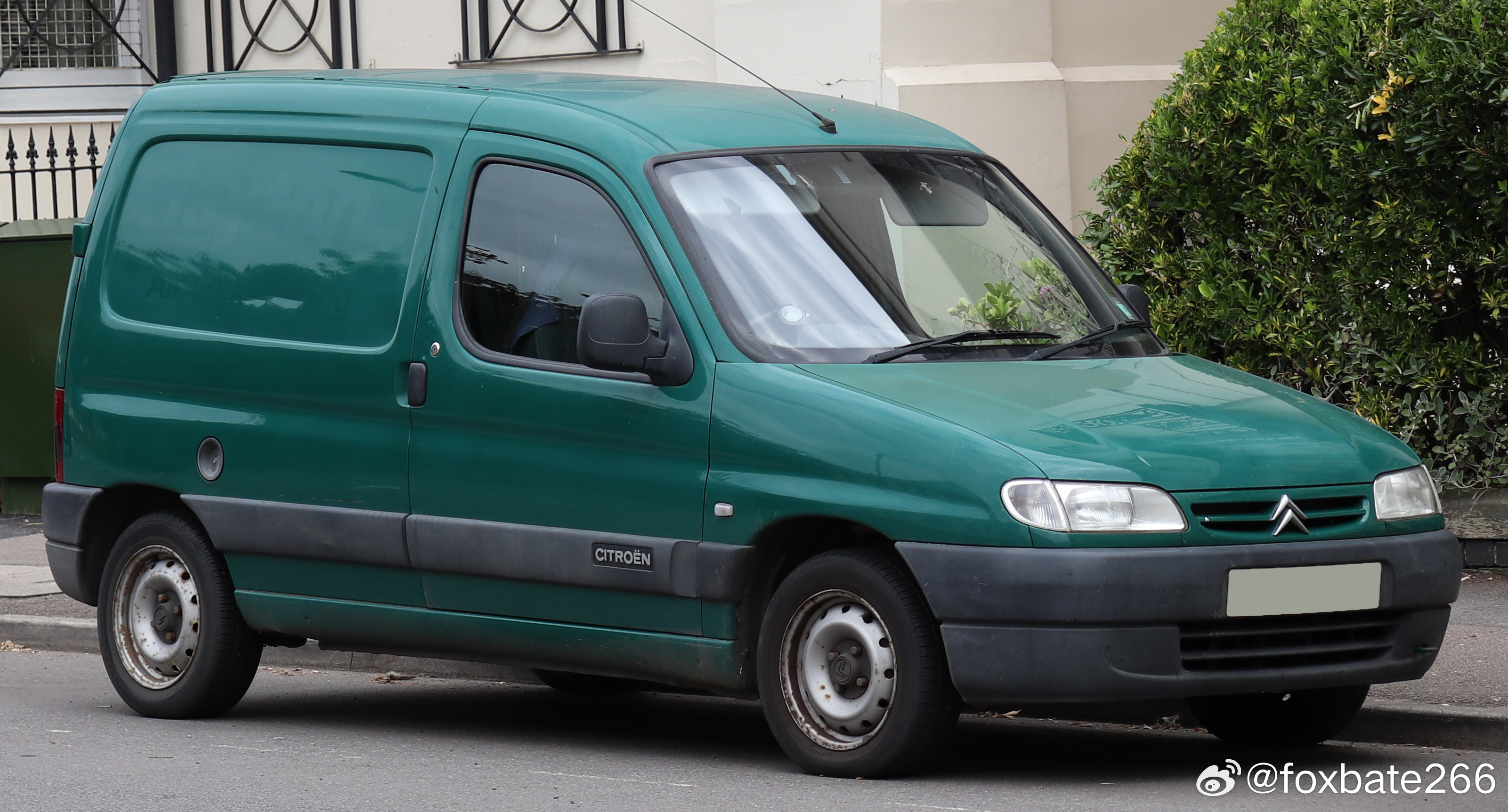 迷笛和雪铁龙Berlingo。。。看雪铁龙的初代脸，就很明显爱丽舍了。。。