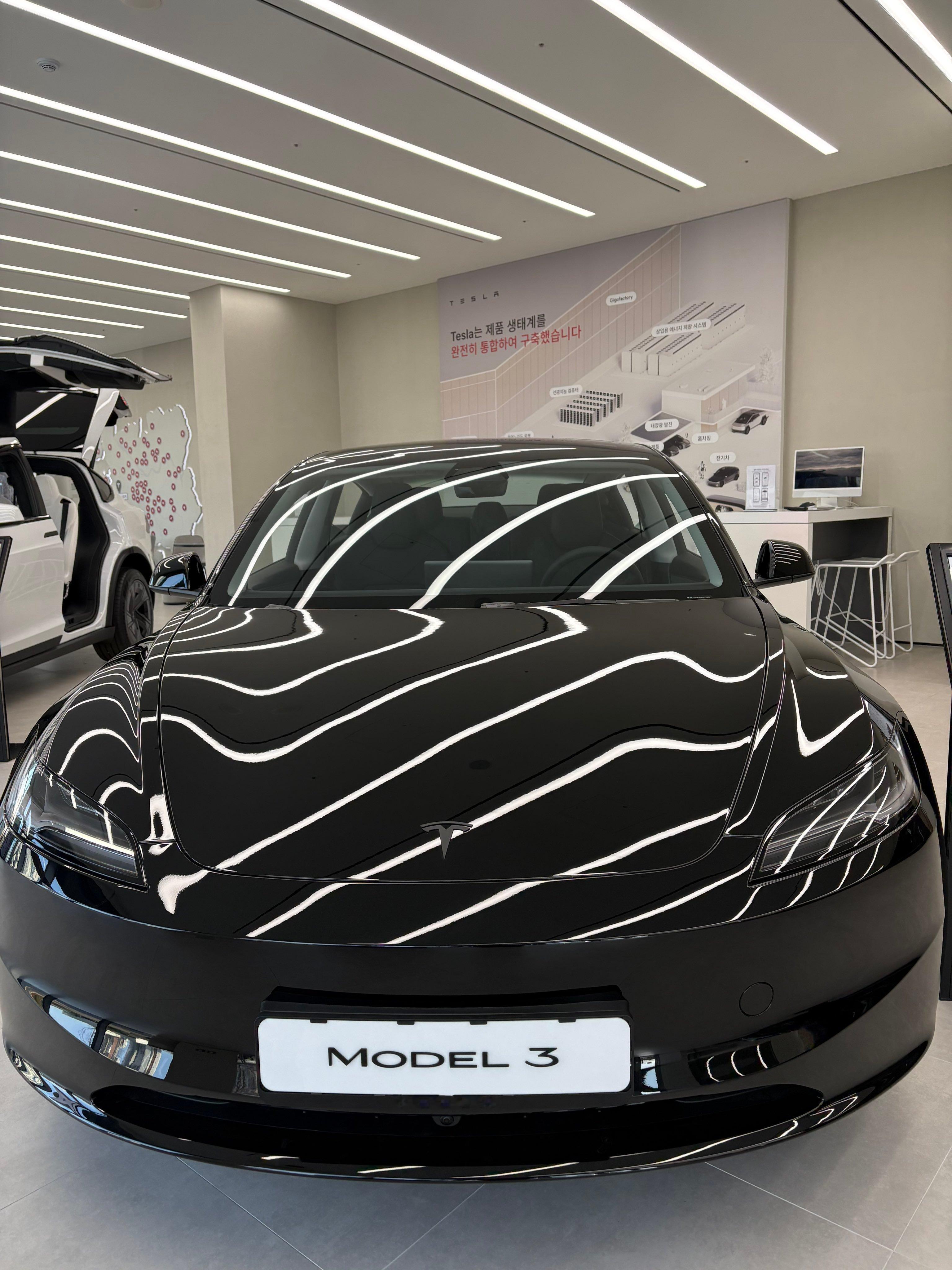 特斯拉Model3标准版（廉价版）展车实拍，怎么样，这种极简风格是你的菜吗？