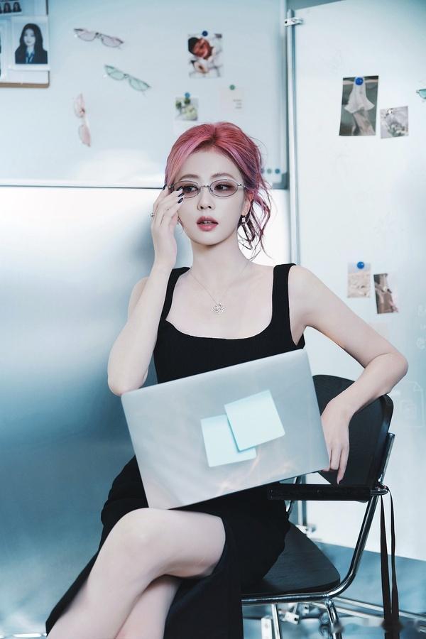 白鹿这个粉发明明很美啊[笑着哭]时尚感也很强，今天c麻了[墨镜]白鹿穿了32年前古