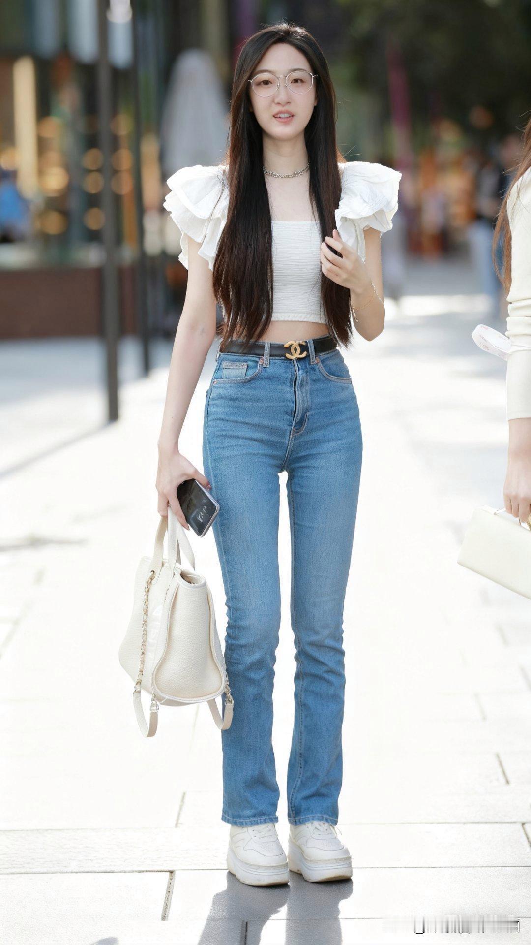 夏日穿啥最清爽？白色上衣配牛仔裤必须拥有姓名！白T恤清凉舒适，是夏日“心头好”