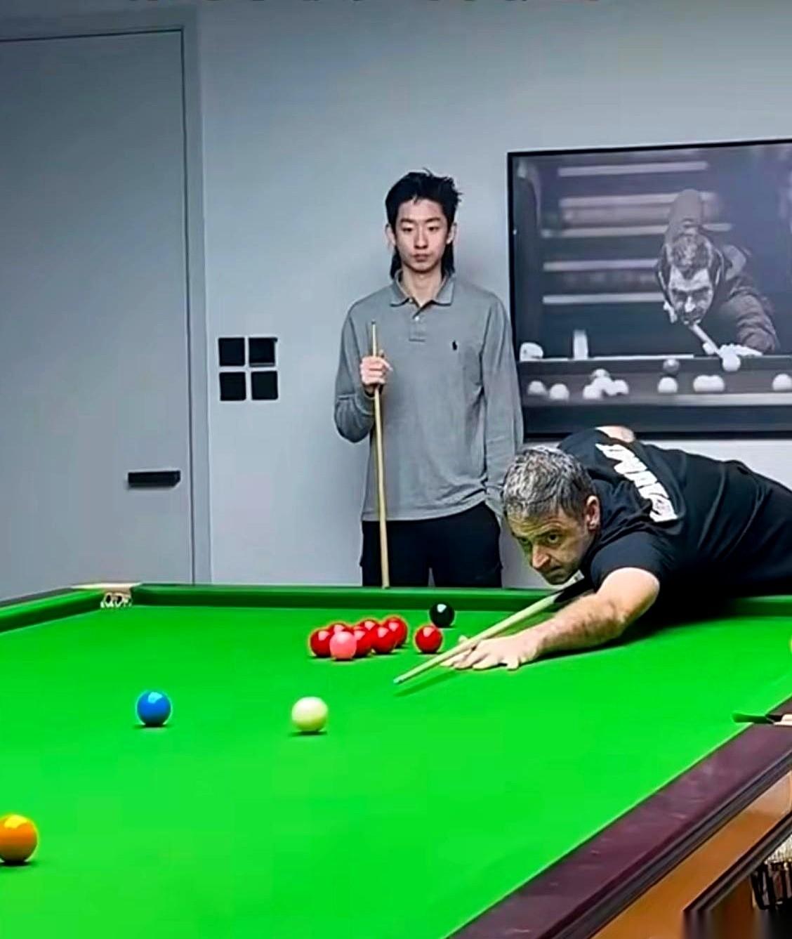 你以为奥沙利文是什么样？那个球场上谁也不服的“火箭”？错。就在斯诺克训练馆里