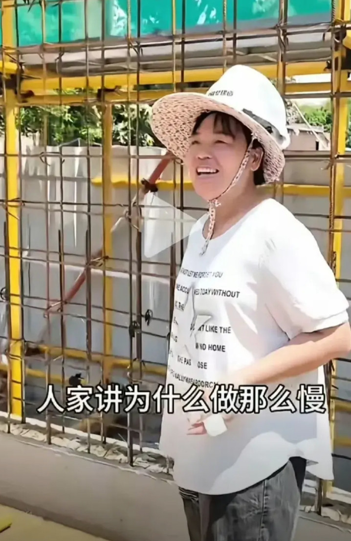 全红婵妈妈去现场看自家房子进度，并回复网友为什么房子盖那么慢？这一问题。她说房子