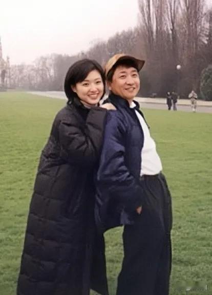 早年，周涛趴姜昆肩膀上照相，没想到两人私下关系这么好。照片中，周涛一身休闲的