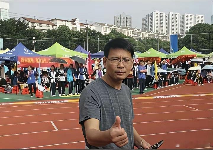 广西百色强奸案！班主任唐某某的冷血行为：今年8月份庭前会议上，全程没有向受害人和