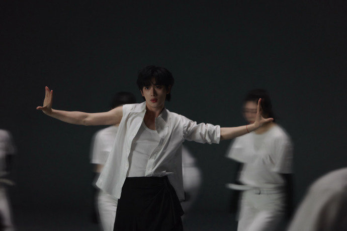 丁程鑫白衬衫练舞照丁程鑫躺一会儿丁程鑫躺一会儿，丁程鑫白衬衫练舞照，谁懂舞