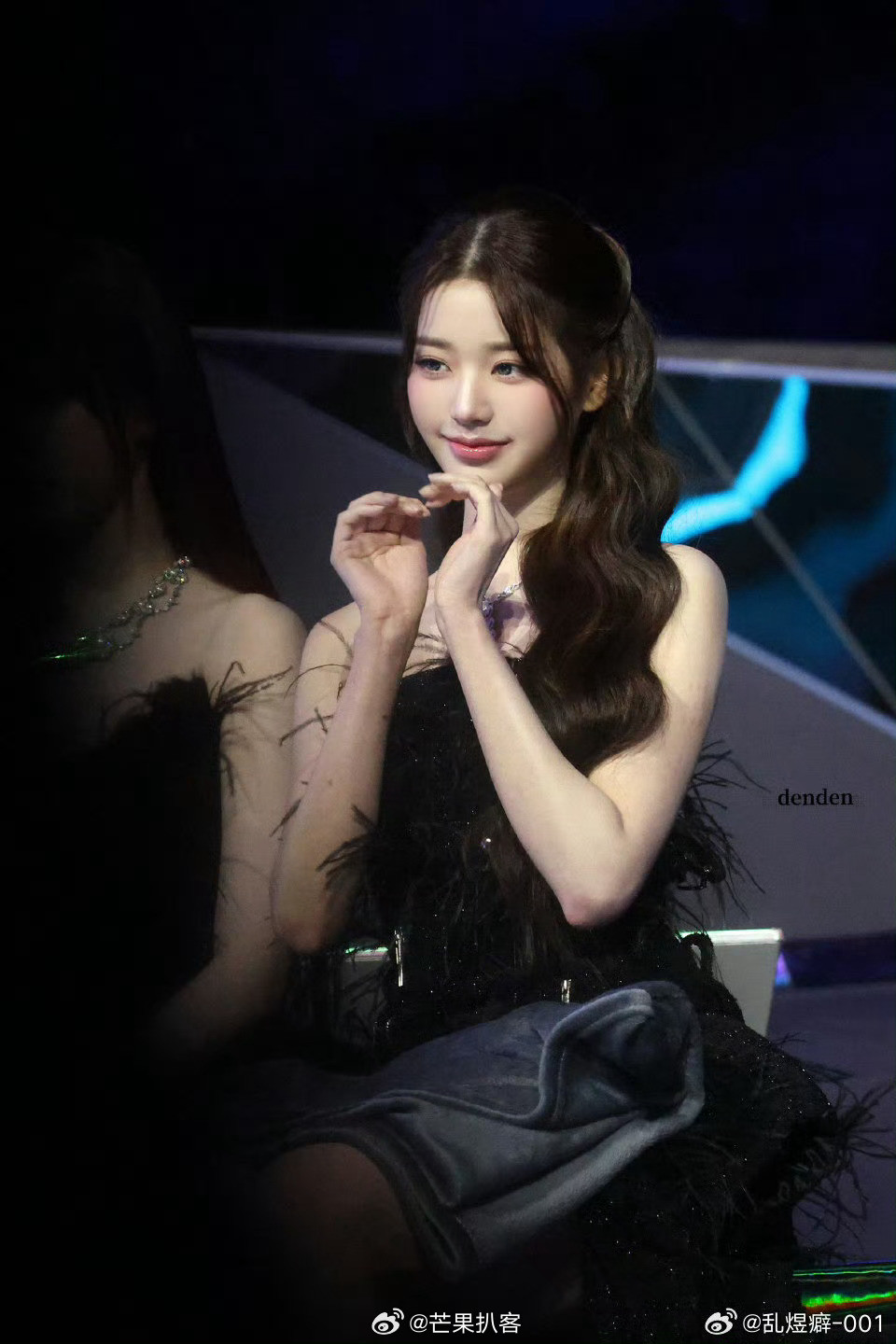 张元英黑裙好美这状态，和内娱鞠婧祎有点像，都是同样的标志性微笑