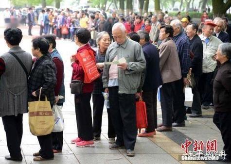 咱小区有位邻居,可爱占小便宜了。前几天看见发传单说听讲座就送鸡蛋,她乐呵呵跟去了