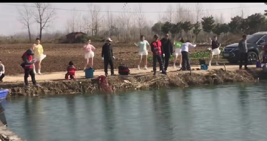 在你盯着鱼钩的时候，另一个鱼钩已经伸向了你的钱包。现在的高端钓场，旁边直接搭起