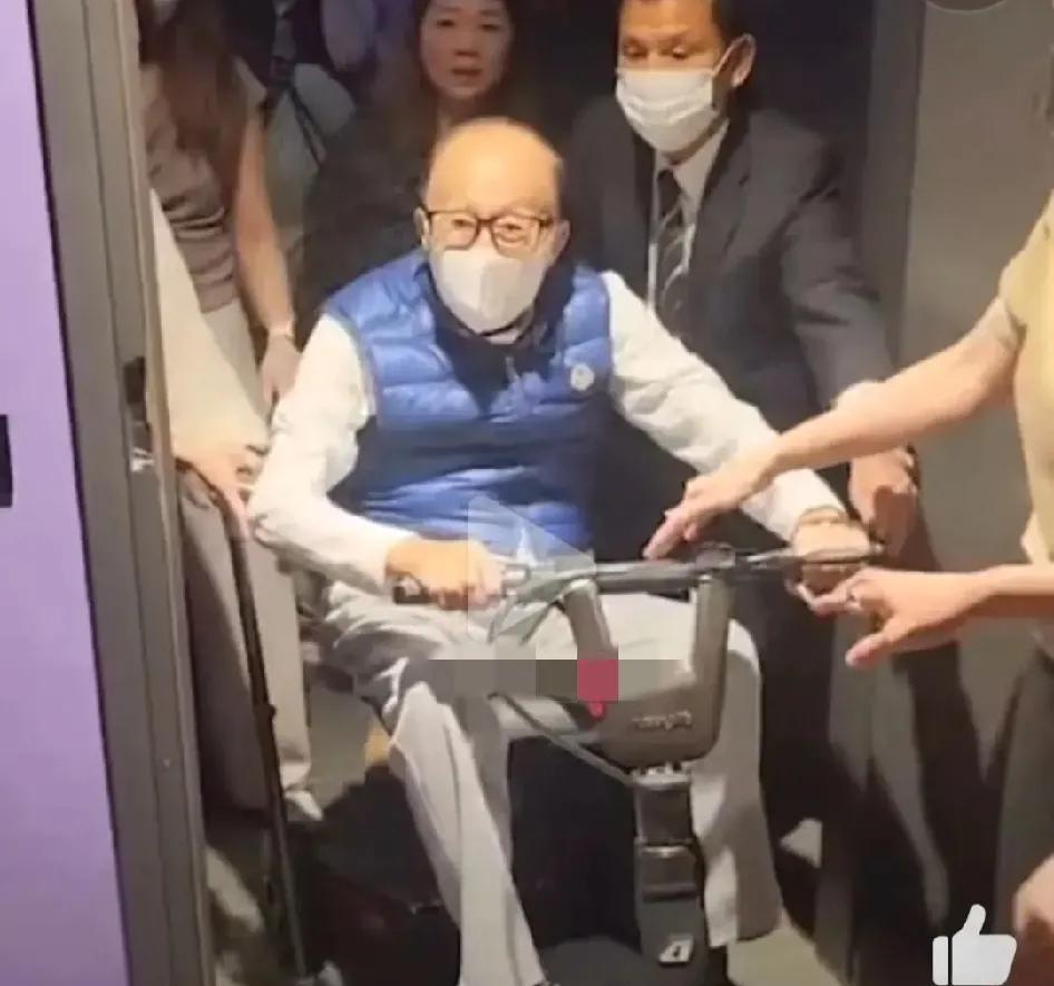 行动不便的李嘉诚非要来看五月天演唱会，仅仅是粉丝对偶像的热衷吗？在很多人看来不是