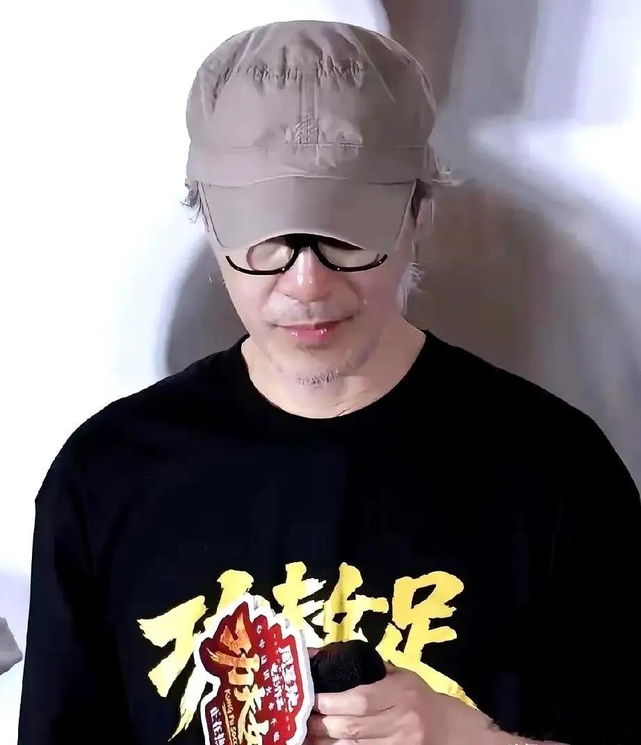 票房22亿，周星驰突然把《功夫女足》下线了。全网都说他傻，明明再撑一个月，冲30