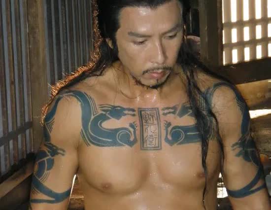 甄子丹在访谈时说过，他的速度比成龙快很多，两人拍武打对手戏的时候，都是他的手早早