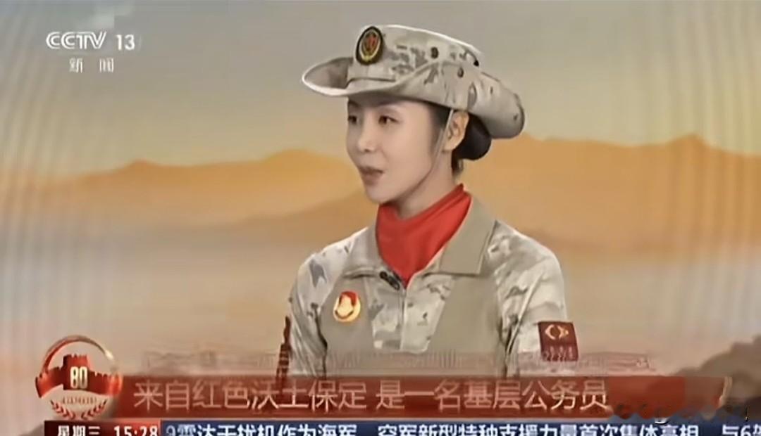 女民兵方队领队李依潼，原来她的真实身份是河北保定易县的乡长，也是90后党员，难怪