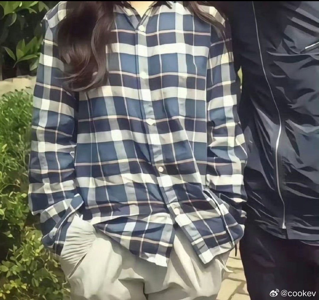 刘亦菲要是遮住脸，完全就是木讷的直男穿搭