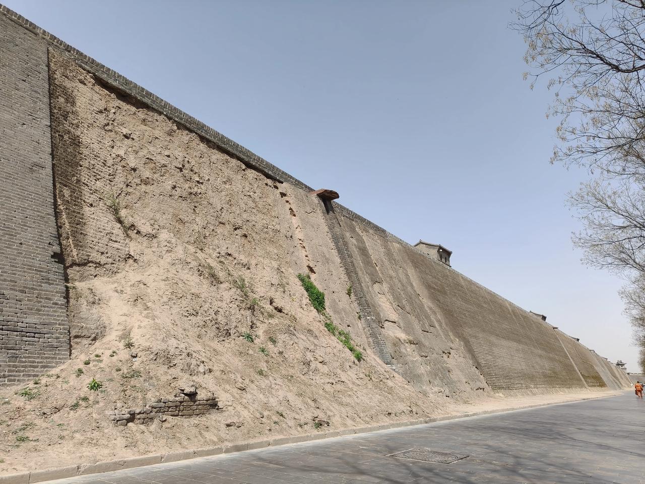 平遥城墙都成这样子了，也不知道及时修整一下，这些人是吃干饭的？