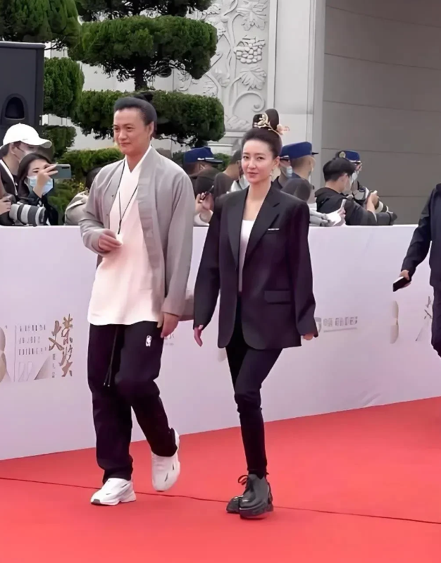 明星在现实中的红毯上，王丽坤的这个侧脸简直美到极致。脸上似乎全然未施粉黛，连口红