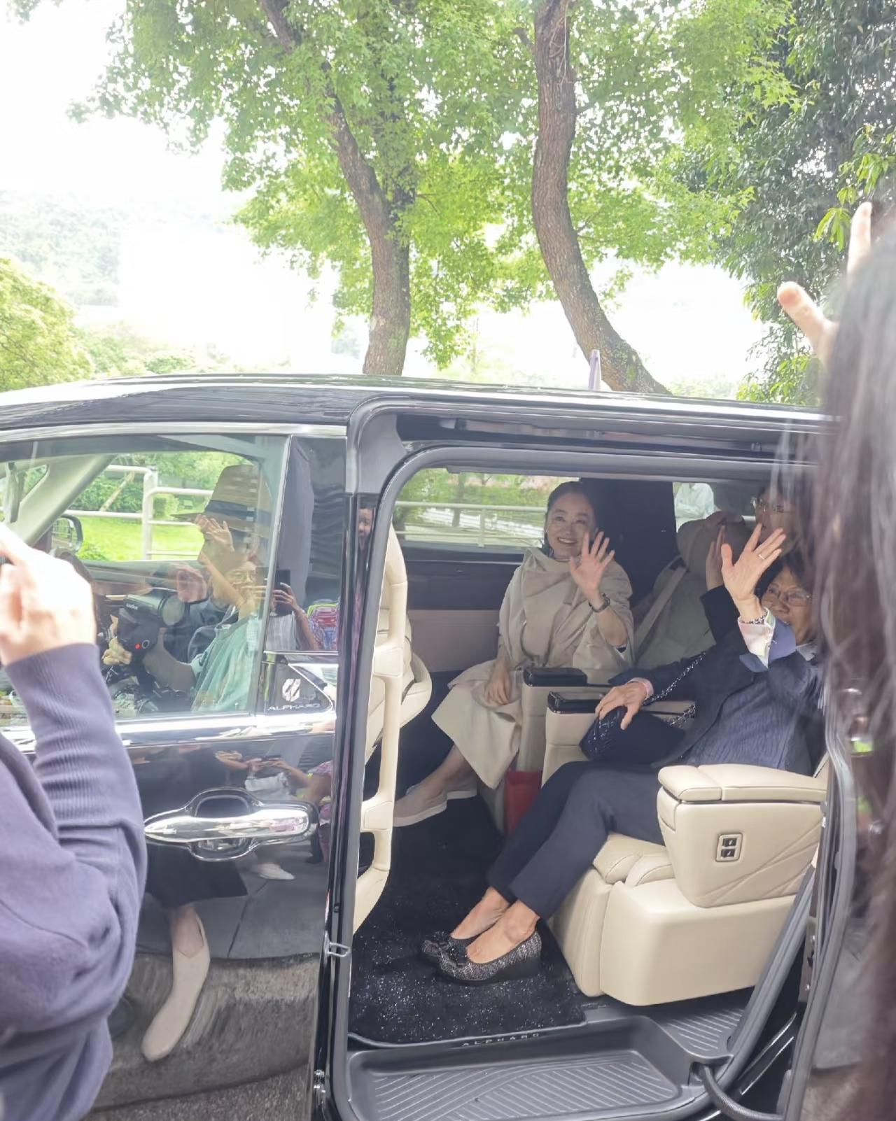 林青霞在香港中文大学参加活动，她坐在车上和粉丝招手，活动结束后在每个转播场地都去