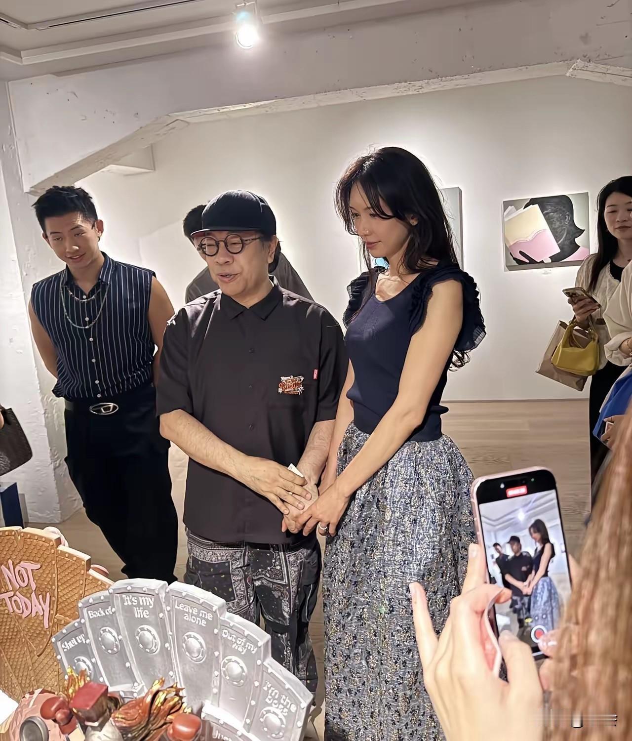岁月不败真友情！52岁林志玲专程去日本支持蔡康永的艺术展，两人一见面就深深拥抱，