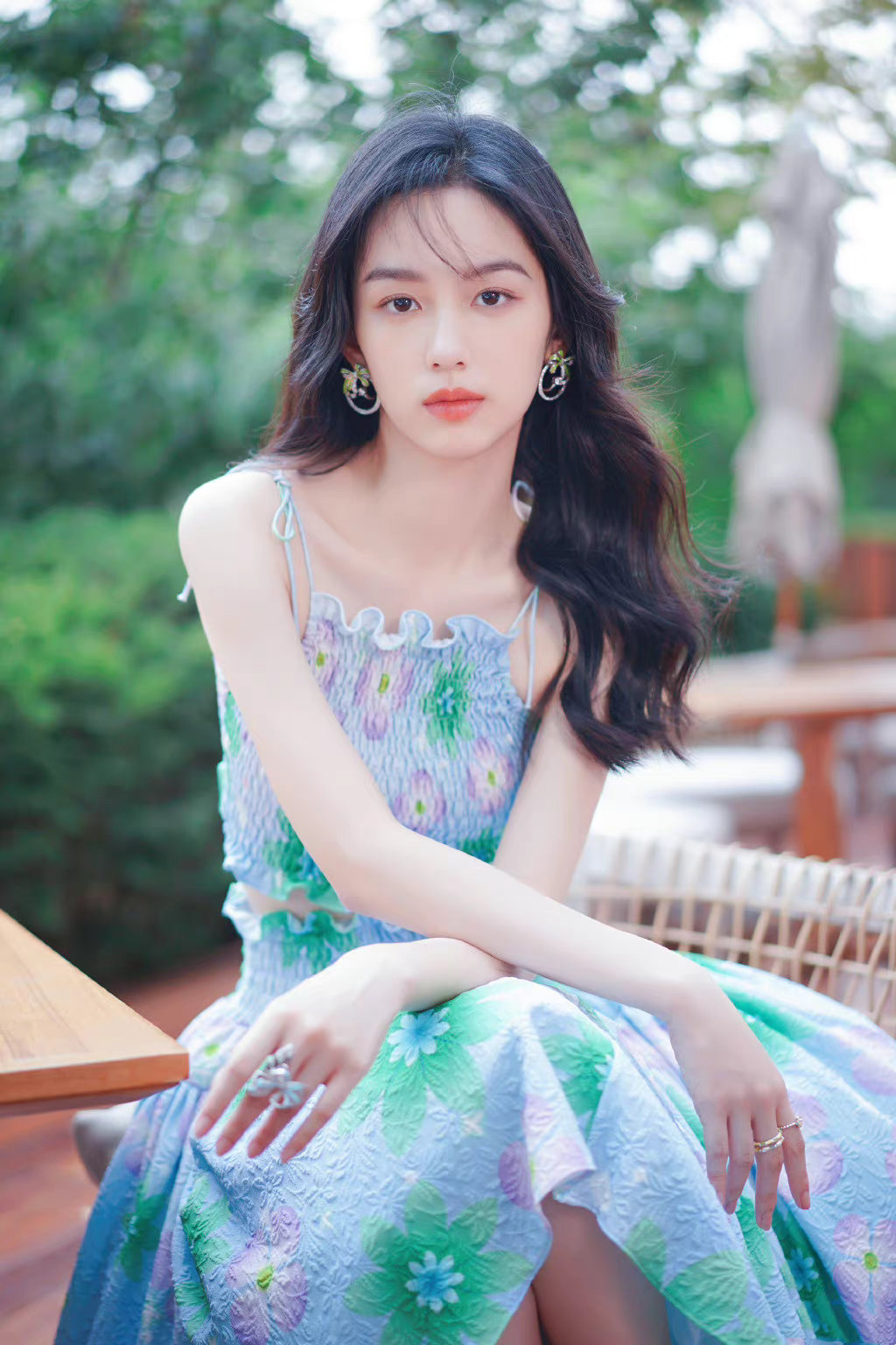 周也，印花吊带少女裙，小香风气息。周也